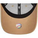 ljusbrun-bojd-justerbar-keps-med-ljusbrunt-logo-for-dam-9forty-league-essential-fran-new-york-yankees-mlb-av-new-era