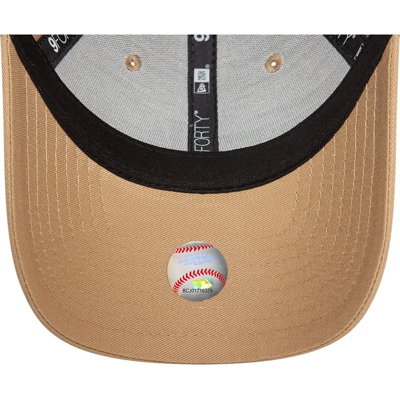 braune-verstellbare-curved-cap-mit-hellbraunem-logo-fur-damen-9forty-league-essential-der-new-york-yankees-mlb-von-new-era