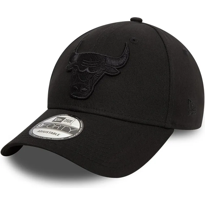 svart-justerbar-kurvad-keps-med-svart-logotyp-9forty-essential-fran-chicago-bulls-nba-av-new-era