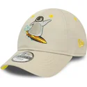verstellbare-beige-9forty-kinder-cap-mit-gebogenem-schirm-und-pinguin-charakter-von-new-era