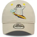 verstellbare-beige-9forty-kinder-cap-mit-gebogenem-schirm-und-pinguin-charakter-von-new-era
