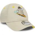 verstellbare-beige-9forty-kinder-cap-mit-gebogenem-schirm-und-pinguin-charakter-von-new-era