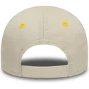 verstellbare-beige-9forty-kinder-cap-mit-gebogenem-schirm-und-pinguin-charakter-von-new-era