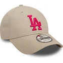 beige-verstellbare-kappe-mit-gebogenem-schirm-und-rosa-logo-9forty-league-essential-los-angeles-dodgers-mlb-von-new-era