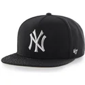 schwarze-snapback-cap-mit-flachem-schirm-und-grossem-new-york-yankees-mlb-logo-von-47-brand