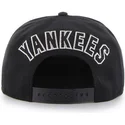 schwarze-snapback-cap-mit-flachem-schirm-und-grossem-new-york-yankees-mlb-logo-von-47-brand