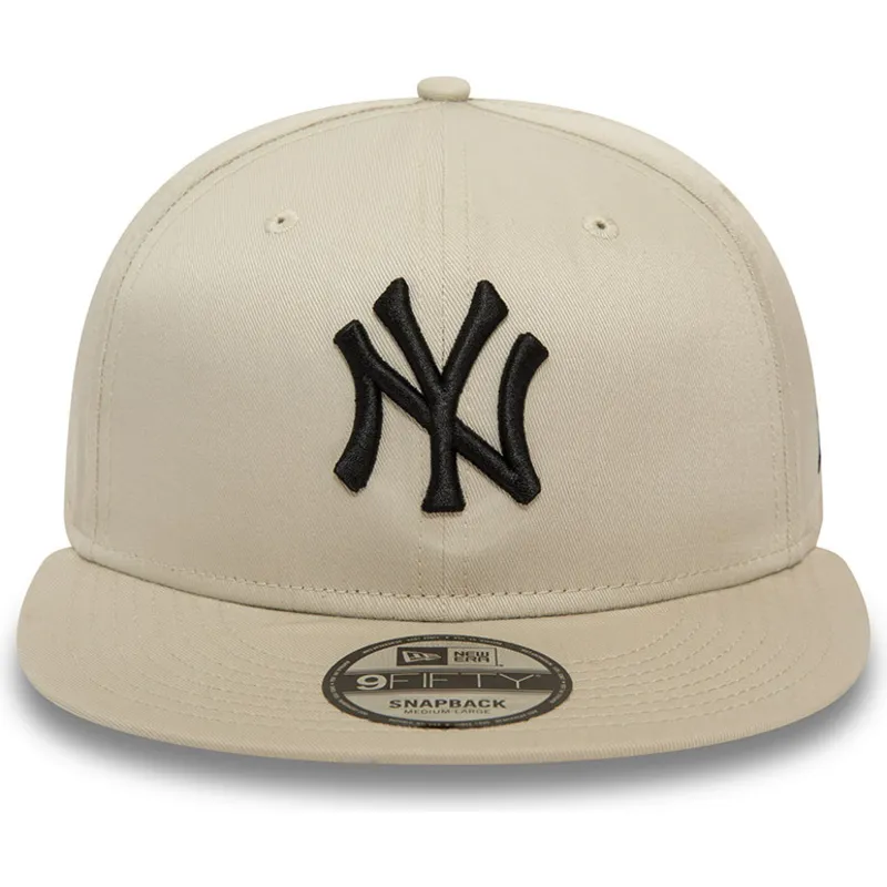 gorra-plana-beige-snapback-con-logo-negro-9fifty-league-essential-de-new-york-yankees-mlb-de-new-era