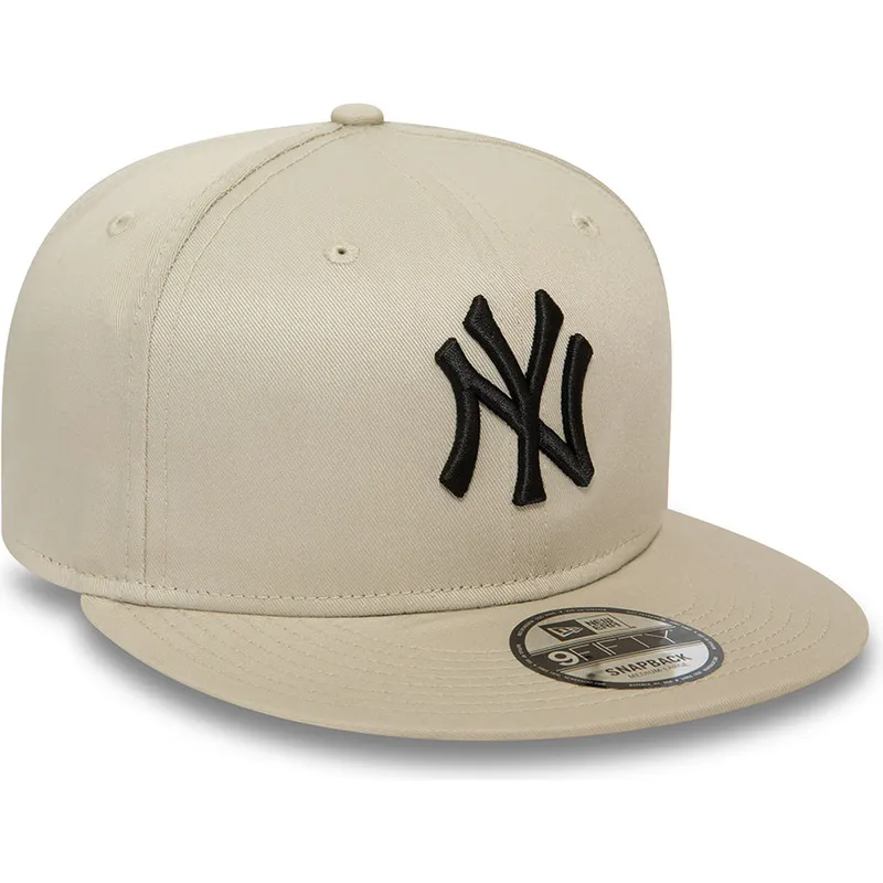 gorra-plana-beige-snapback-con-logo-negro-9fifty-league-essential-de-new-york-yankees-mlb-de-new-era