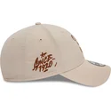 beige-justerbar-bojd-keps-9forty-repreve-basketball-pizza-fran-new-era