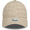 beige-verstellbare-damenkappe-9forty-monogram-der-new-york-yankees-mlb-von-new-era