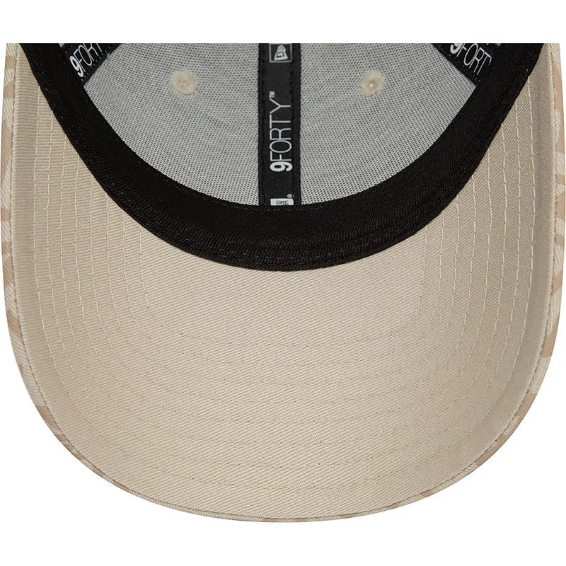 beige-gebogene-verstellbare-damenkappe-9forty-monogram-der-new-york-yankees-mlb-von-new-era