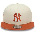 beige-braune-snapback-cap-9fifty-patch-der-new-york-yankees-mlb-von-new-era