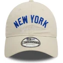 beige-verstellbare-curved-cap-9twenty-wordmark-der-new-york-yankees-mlb-von-new-era