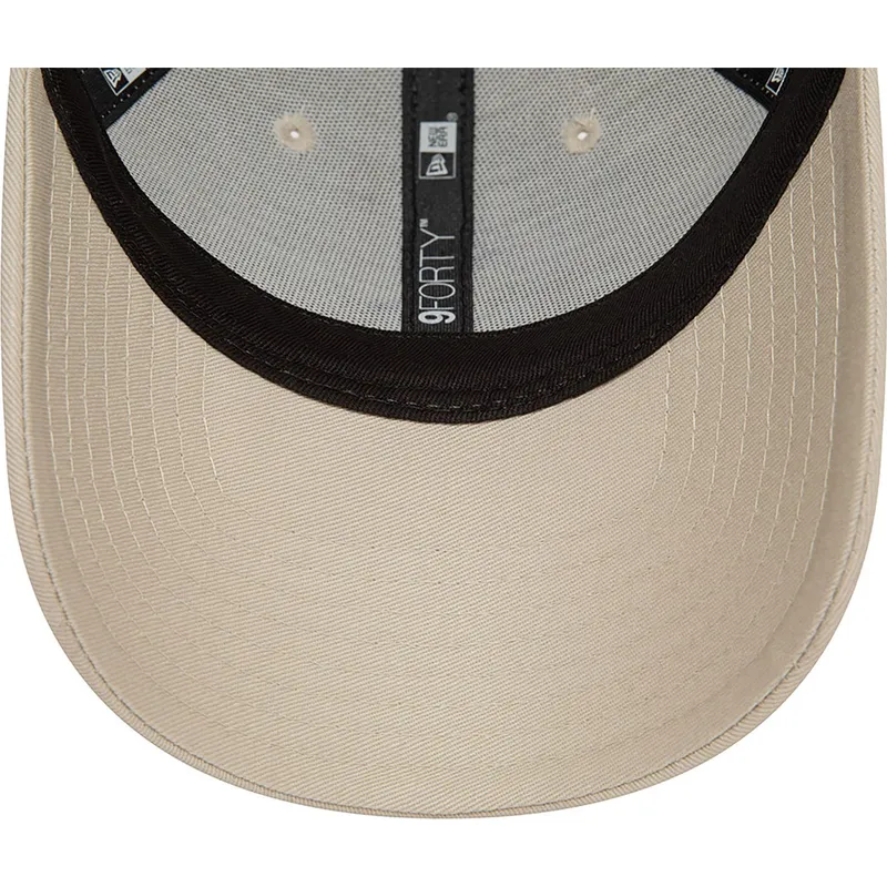beige-verstellbare-curved-cap-9forty-character-morty-smith-rick-und-morty-von-new-era