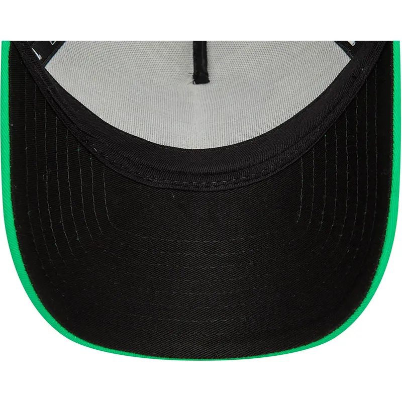 weisse-schwarze-und-grune-a-frame-character-trucker-kappe-von-rick-und-morty-von-new-era
