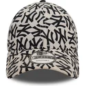 justerbar-beige-och-svart-bojd-keps-9forty-monogram-fran-new-york-yankees-mlb-av-new-era