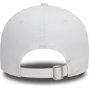 weisse-verstellbare-9forty-kappe-mit-gebogenem-schirm-von-new-era
