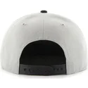 graue-snapback-kappe-mit-flachem-schirm-und-chicago-white-sox-mlb-logo-von-47-brand