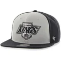 los-angeles-kings-nhl-sure-shot-snapback-kappe-in-grau-und-schwarz-von-47-brand