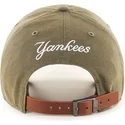 braune-gebogene-kappe-mit-kleinem-new-york-yankees-logo-mlb-clean-up-von-47-brand