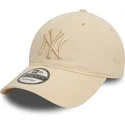 beige-verstellbare-curved-cap-mit-beigem-logo-9twenty-league-essential-der-new-york-yankees-mlb-von-new-era