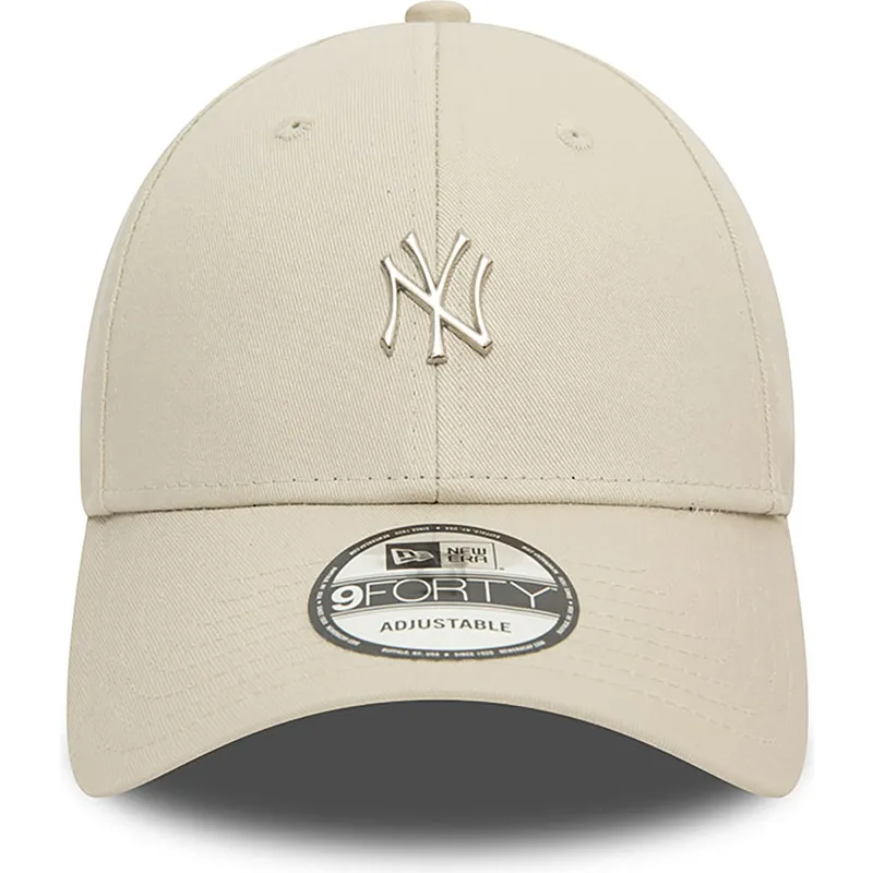 beige-verstellbare-curved-cap-9forty-metallic-pin-der-new-york-yankees-mlb-von-new-era