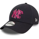marineblaue-verstellbare-curved-cap-mit-rosa-logo-9forty-flower-icon-der-new-york-yankees-mlb-von-new-era
