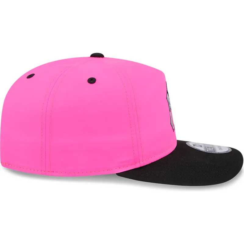 rosa-und-schwarze-snapback-golferkappe-mit-gebogenem-schirm-und-chrome-logo-der-new-york-yankees-mlb-von-new-era
