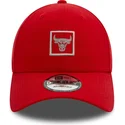 verstellbare-rote-9forty-kappe-mit-gebogenem-schirm-und-metallic-patch-der-chicago-bulls-nba-von-new-era