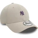 beige-verstellbare-kappe-mit-gebogenem-schirm-und-violettem-logo-9forty-repreve-mini-logo-der-new-york-yankees-mlb-von-new-era