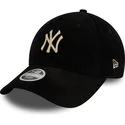 verstellbare-schwarze-damen-cap-mit-gebogenem-schirm-und-beigem-logo-9forty-cord-der-new-york-yankees-mlb-von-new-era
