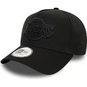 schwarze-9forty-e-frame-monochrome-snapback-kappe-mit-gebogenem-schirm-und-schwarzem-logo-der-los-angeles-lakers-nba-von-new-era