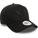 schwarze-snapback-kappe-mit-gebogenem-schirm-und-schwarzem-logo-9forty-e-frame-monochrome-der-chicago-bulls-nba-von-new-era