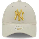 beige-verstellbare-curved-cap-fur-damen-mit-goldenem-logo-9forty-metallic-logo-der-new-york-yankees-mlb-von-new-era