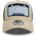 beige-und-schwarze-trucker-kappe-a-frame-license-plate-von-los-angeles-stadte-und-strande-von-new-era