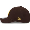 braune-snapback-kappe-mit-gebogenem-schirm-9forty-m-crown-player-replica-der-san-diego-padres-mlb-von-new-era