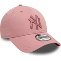 rosa-verstellbare-curved-cap-mit-rosa-logo-9forty-league-essential-der-new-york-yankees-mlb-von-new-era