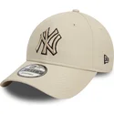 beige-justerbar-bojd-keps-med-svart-logotyp-9forty-team-outline-new-york-yankees-mlb-fran-new-era
