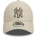 beige-verstellbare-curved-cap-mit-schwarzem-logo-9forty-team-outline-der-new-york-yankees-mlb-von-new-era