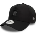 schwarze-gebogene-snapback-kappe-9forty-a-frame-metallic-patch-der-new-york-yankees-mlb-von-new-era