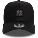 new-era-mlb-new-york-yankees-9forty-a-frame-snapback-kappe-mit-gebogenem-schirm-und-metallic-patch-in-schwarz
