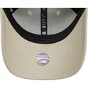 beige-justerbar-bojd-keps-med-rod-logotyp-9forty-side-patch-los-angeles-dodgers-mlb-fran-new-era
