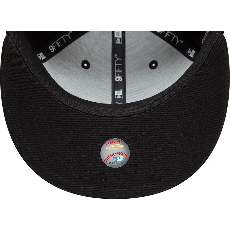 schwarze-flache-snapback-kappe-mit-grauem-logo-9fifty-icon-von-new-york-yankees-mlb-snake-von-new-era