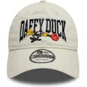 beige-justerbar-keps-med-bojd-skarm-9twenty-washed-daffy-duck-looney-tunes-fran-new-era