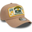 9forty-a-frame-license-plate-snapback-kappe-in-hellbraun-von-miami-cities-and-beaches-von-new-era