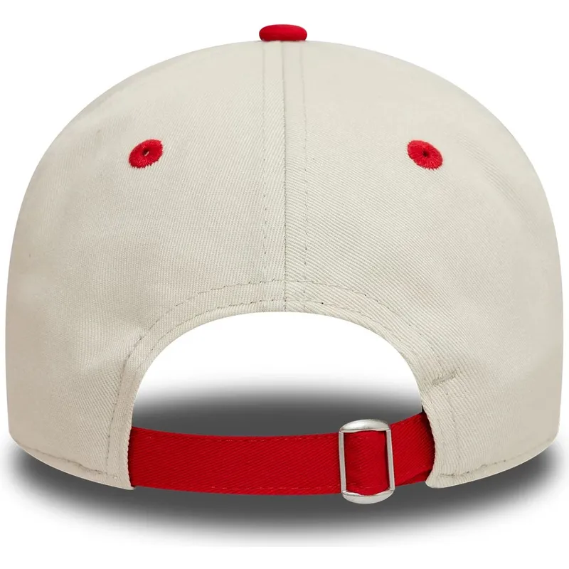 weisse-und-rote-verstellbare-curved-cap-9twenty-contrast-visor-von-manchester-united-football-club-premier-league-von-new-era