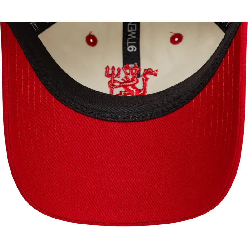 weisse-und-rote-verstellbare-curved-cap-9twenty-contrast-visor-von-manchester-united-football-club-premier-league-von-new-era
