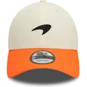 verstellbare-weisse-und-orangefarbene-9forty-contrast-visor-kappe-von-mclaren-racing-formula-1-von-new-era