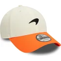 verstellbare-weisse-und-orangefarbene-9forty-contrast-visor-kappe-von-mclaren-racing-formula-1-von-new-era