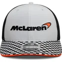 weiss-schwarze-snapback-trucker-kappe-9fifty-mit-kariertem-visor-von-mclaren-racing-formula-1-von-new-era